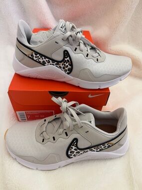 Nike Legend Essential 2 Premium WMNS in Light Bone size-7